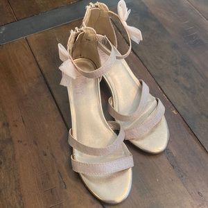 Girls good short-heeled sandals